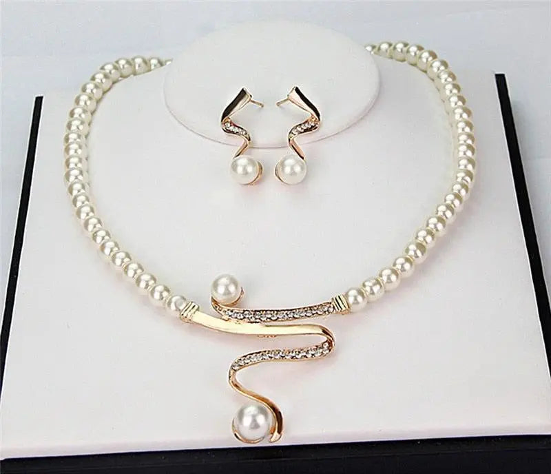 Ensemble collier et boucles d'oreilles avec perles naturelles